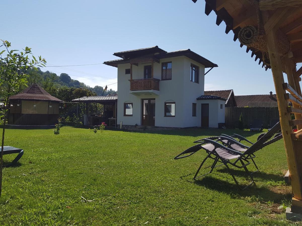 Villa La Bunicu Polovragi Exterior foto